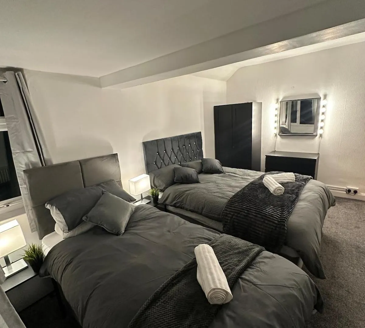 Luxury Detached Holiday Home Near Bhx, Jlr, Nec Birmingham 0*,