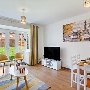 Near Airport & Nec, The Leyburn Holiday home