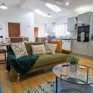 Heartland House, 7 Spacious Bedrooms Sleeps 4 Plus, Near Nec, Jlr,bhx Holiday home