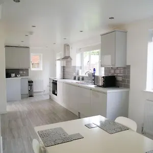 Cosy Four Bed With En-suite Near To Nec Airport And The Holiday home