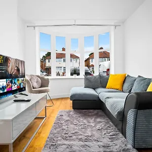 The Rock, Elegant 4 Bedroom House, Solihull, Close To Nec, Sleeps 8 Holiday home